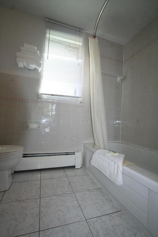 Campbellford River Inn Room photo